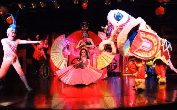 Câu chuyện buồn sau ánh hào quang của các ladyboy xinh đẹp.
