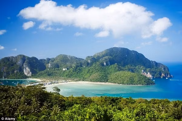 Đất nước Thái Lan xinh đẹp hàng năm vẫn thu hút hàng triệu lượt khách du lịch tới tham quan, nghỉ dưỡng. (Ảnh: Daily mail)