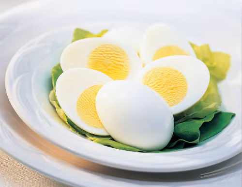 Trứng. Các protein có trong trứng bị phá hủy khi bạn hâm nóng nó. Trứng thậm chí có thể biến thành thực phẩm độc hại và gây rối loạn tiêu hóa nếu bạn hâm nóng. Tránh hâm nóng trứng luộc và trứng chiên.