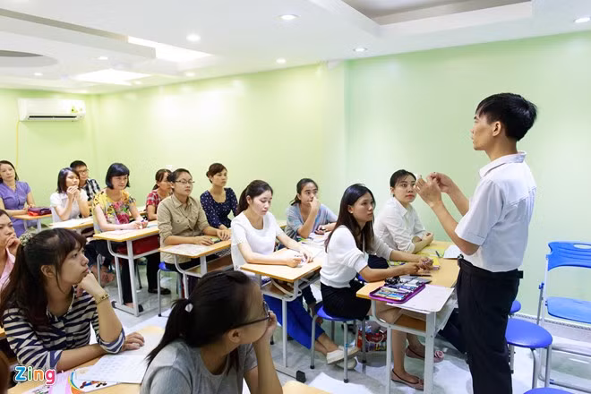 Khoá học này gồm 20 học viên, chủ yếu là giáo viên tiểu học, sinh viên ngành sư phạm. Ngoài ra, số ít còn lại là giáo viên các trung tâm luyện chữ đẹp khác muốn trau dồi kiến thức hoặc những người muốn cải thiện chữ viết.
