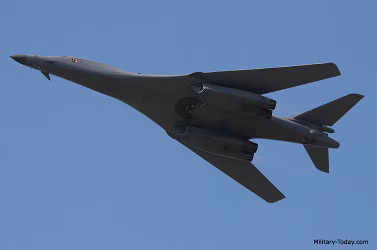 Phạm vi hoạt động của máy bay ném bom chiến lược B-1B đạt 12.000 km. (Ảnh: military-today)