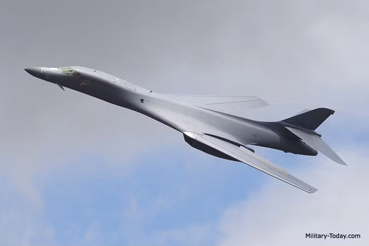 Mỗi chiếc B-1B Lancer dài 44,5 m, cao 10,4 m, với sải cánh 24 m khi cụp và 42 m khi xòe. (Ảnh: military-today)