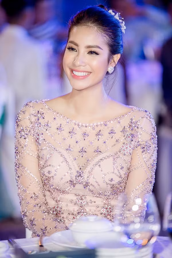 Phạm Hương thường chủ động tạo dáng với góc mặt 3/4 "thần thánh" tại các sự kiện.