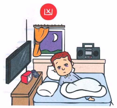 11. Đặt tivi hay các thiết bị điện tử khác ở đầu giường Nhiều gia đình thường thích đặt TV trong phòng ngủ để tiện xem các chương trình 1 hoặc 2 giờ cho đến khi cảm thấy buồn ngủ sẽ. Tuy nhiên, điều này sẽ làm giảm đi số giờ của giấc ngủ và ảnh hưởng đến năng lượng ngày tiếp theo của bạn. Nếu tình trạng này kéo dài, nó sẽ ảnh hưởng đến sức khỏe và thậm chí là sự nghiệp của bạn. Ngoài ra, điện thoại di động có xu hướng phát ra bức xạ ngay cả trong chế độ máy bay. Vì thế không nên đặt điện thoại cạnh người trong khi ngủ.