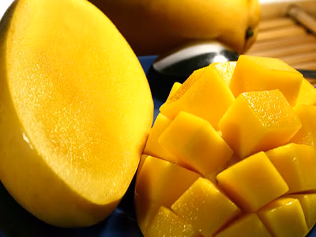 Xoài Kesar, giống xoài được cho là ngon nhất thế giới khi chín rất mọng nước. Thậm chí, nhiều chuyên gia đánh giá giống xoài này có vị ngọt như kẹo, thịt xoài mềm như kem.