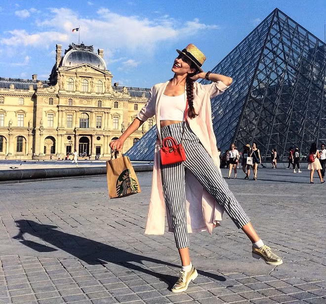 Áo khoác sơ mi dáng dài mang lại phong cách thu cho set đồ street style năng động.