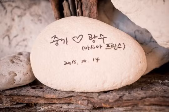 Song Joong Ki viết tên Lee Kwang Soo trên đá tiếp tục "đốn tim" mọt phim Hậu duệ của mặt trời.