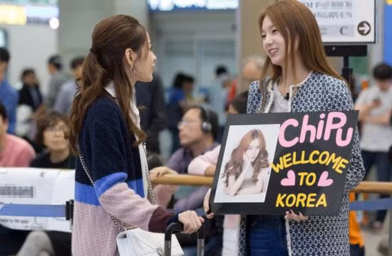 Chiều ngày 06/10, trang nhật báo Hanbook Ilbo, tờ báo anh em của The Korea Times (Thời báo Hàn Quốc) đã đăng tải một bài viết về Chi Pu với tên: "Chuyến đi đặc biệt đến Hàn Quốc của Kim Tae Hee Việt Nam".