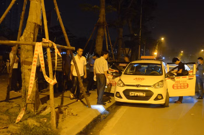 Vào khoảng 22h45 ngày 6/10, người dân đang đi lại trên đường Võ Chí Công, quận Tây Hồ bất ngờ nhìn thấy một người tài xế lái xe taxi ôm cổ chảy đầy máu kêu cứu người đi đường. Cách đó khoảng chục mét, cũng đang có một nam thanh niên người dính đầy máu chạy hướng ngược lại (Ảnh: VTV).