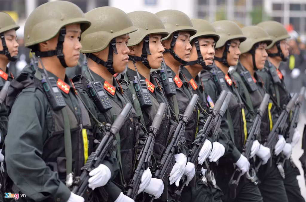 Tiểu đoàn cảnh sát đặc nhiệm được trang bị súng tiểu liên MP5. Với đặc thù của mình, đơn vị luôn được ưu tiên trang cấp các loại vũ khí, công cụ hỗ trợ hiện đại nhất.