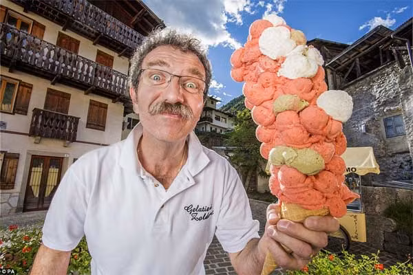 Siêu kem ốc quế Ông Dimitri Panciera, 54 tuổi, người Italia, có thể chất 121 viên kem trên một cái bánh ốc quế. Ông Dimitri sở hữu một cửa hiệu kem ở Đức suốt nhiều năm, song gần đây mới chuyển sang Italia. Trước đây, ông Dimitri từng lập kỷ lục thế giới Guinness với việc xếp 109 viên kem lên một chiếc bánh ốc quế.