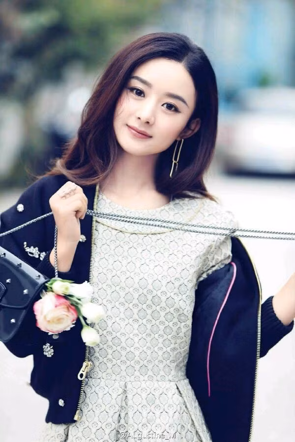Triệu Lệ Dĩnh sinh năm 1987 tại Hà Bắc (Trung Quốc). Cô lọt vào top 10 dù gương mặt không thực sự xuất sắc. Điểm cuốn hút của Triệu Lệ Dĩnh là biểu cảm tốt. Thành công với Hoa Thiên Cốt, cô đang chứng tỏ vị trí "tiểu hoa đán" trên màn ảnh nhỏ.