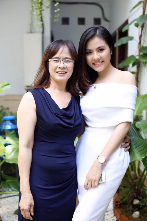 Mẹ của Vân Trang còn khá trẻ và rất có gu thời trang. Bà ăn mặc sang trọng khi chụp ảnh kỉ niệm cùng con gái yêu.