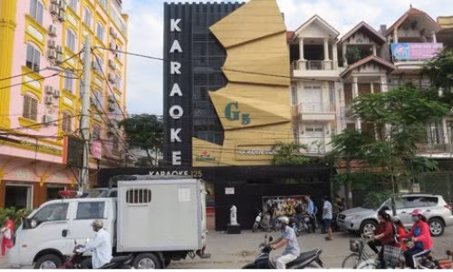 Quán karaoke bị cảnh sát đột kích. Ảnh: TL.