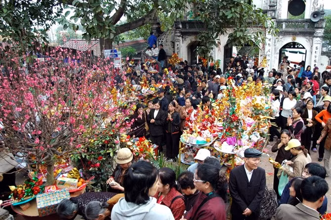 Nhung ngoi den, chua cau tai loc linh thieng dau nam moi