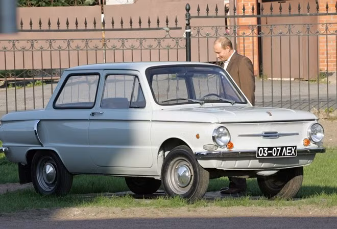 1972 Zaz 968 Zaporozhets của Vladimir Putin. Bản tiêu chuẩn đạt công suất cực đại 41 mã lực trong khi bản đặc biệt dành cho người khuyết tật có sức mạnh khiêm tốn 27 mã lực.