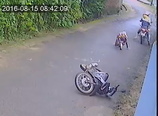 Bất chấp sự ngăn cản của chủ nhà, tên trộm lên xe đã chờ sẵn tẩu thoát. Ảnh cắt từ clip.