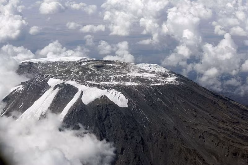 Kilimanjaro là một núi lửa tầng lớn. Hai trong 3 đỉnh của nó là Mawenzi và Shira đã tắt trong khi Kibo không hoạt động nhưng vẫn có thể phun lại nữa. Lần phun trào chính xảy ra trong khoảng 150.000 và 200.000 năm trước.