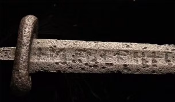 6. Thanh kiếm bí ẩn của người Viking Khoảng 170 thanh kiếm Ulfberht của người Viking được phát hiện trên khắp châu Âu, với niên đại từ 800 đến 1000 năm sau Công nguyên. Chúng được làm từ kim loại siêu nguyên chất và được chế tác với độ tinh xảo cao. Điều này đã làm rất nhiều nhà khảo cổ học bối rối. Trong thời Cách Mạng Công Nghiệp, người ta nghĩ rằng công nghệ được sử dụng để rèn ra những thanh kim loại như vậy sẽ không thể được phát minh trong vòng 800 năm tới hoặc lâu hơn nữa.