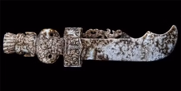 8. Thanh kiếm minh chứng người Trung Quốc đến Mỹ trước Christopher Columbus? Tháng 7/2014, một thanh kiếm lạ có nguồn gốc từ Trung Quốc đã được phát hiện trên bờ một dòng suối nhỏ ở bang Georgia, Mỹ. Các biểu tượng khắc trên thanh kiếm bao gồm đầu rồng và mặt nạ kỳ cục thường được sử dụng nhưng đồ dùng bằng ngọc bích ở nhiều triều đại phong kiến khác nhau ở Trung Quốc. Thanh kiếm này cung cấp thêm bằng chứng cho giả thuyết người Trung Quốc tới Bắc Mỹ trước nhà thám hiểm Christopher Columbus.