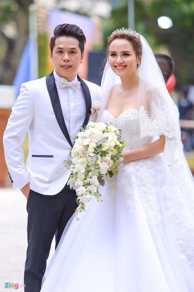 Diễm Hương tạm ngưng đám cưới ngoài trời vì trời mưa: Đám cưới sao Việt Hoa hậu Diễm Hương được tổ chức tại sân vườn của một khách sạn vào chiều 29/10. Sáng cùng ngày, lễ rước dâu được tổ chức theo phong cách của thập niên 1990 khá ấn tượng. Trong ảnh, Diễm Hương và ông xã Quang Huy rạng rỡ tiếp đón quan khách tới tiệc cưới.