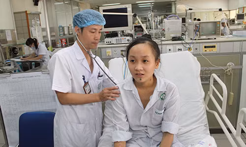 Thiếu nữ hồi sinh nhờ chạy tim phổi nhân tạo Thieu nu hoi sinh nho chay tim phoi nhan tao