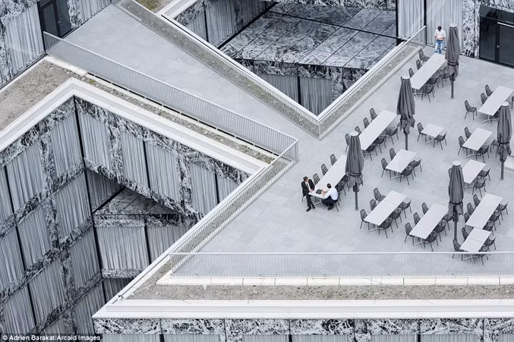 Tòa nhà chống động đất Allianz ở Zurich, Thụy Sĩ được trang trí bằng đá cẩm thạch.