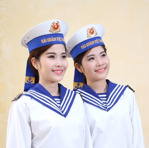 Hai chị em song sinh đều có đam mê nghệ thuật. - Hai bạn nhìn rất giống nhau, có khi nào bị mọi người nhầm lẫn? Cũng có, vì hai đứa có khuôn mặt và vóc dáng giống nhau. Hồi trước đi học thì mọi người cứ gọi là Nam “chị”, Nam “em” để phân biệt. Nhưng nếu mọi người để ý thì Nam Em có một nốt ruồi dưới cằm, còn tôi thì không có. Khuôn mặt của Nam Em thon dài, còn của em thì tròn hơn. - Được biết, hai chị em có tuổi thơ không êm ả, hiện tại cả hai đều đã trưởng thành, mối quan hệ giữa mẹ và các bạn như thế nào? Cha tôi mất năm tôi học lớp 12. Giờ chỉ còn lại mẹ nên chúng tôi thương mẹ lắm. Hiện tại, mẹ ở với Nam Em bên quận 1, còn tôi ở quận 7, cứ khi nào rảnh là tôi chạy qua chơi với mẹ. - Cả hai cô con gái đều xinh đẹp và nổi tiếng, mẹ bạn có suy nghĩ như thế nào về điều này? Mẹ rất tự hào vì tụi em biết suy nghĩ cho tương lai, sống tự lập. Hai chị em chỉ cần làm việc mà mình thích là mẹ đều ủng hộ. Tình yêu phải có sự rung động từ con tim