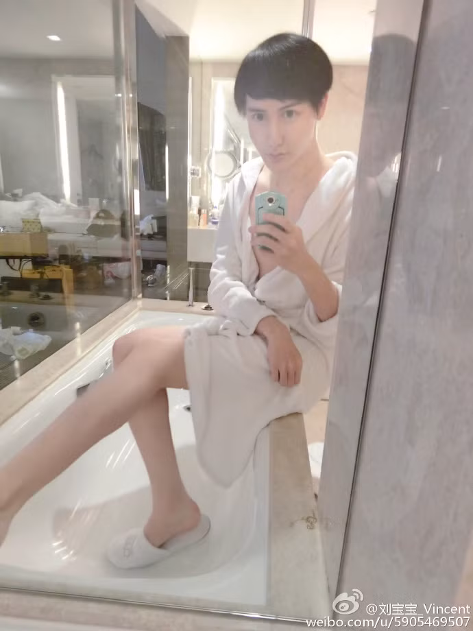 Những bức ảnh của anh chàng đều chụp trong hoàn cảnh nửa kín nửa hở cũng khiến nhiều người...hết hồn.