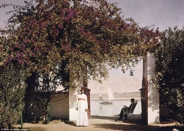 Else đang đọc sách bên bờ sông Nile vào ngày 23/12/1913 (Ảnh: Getty).