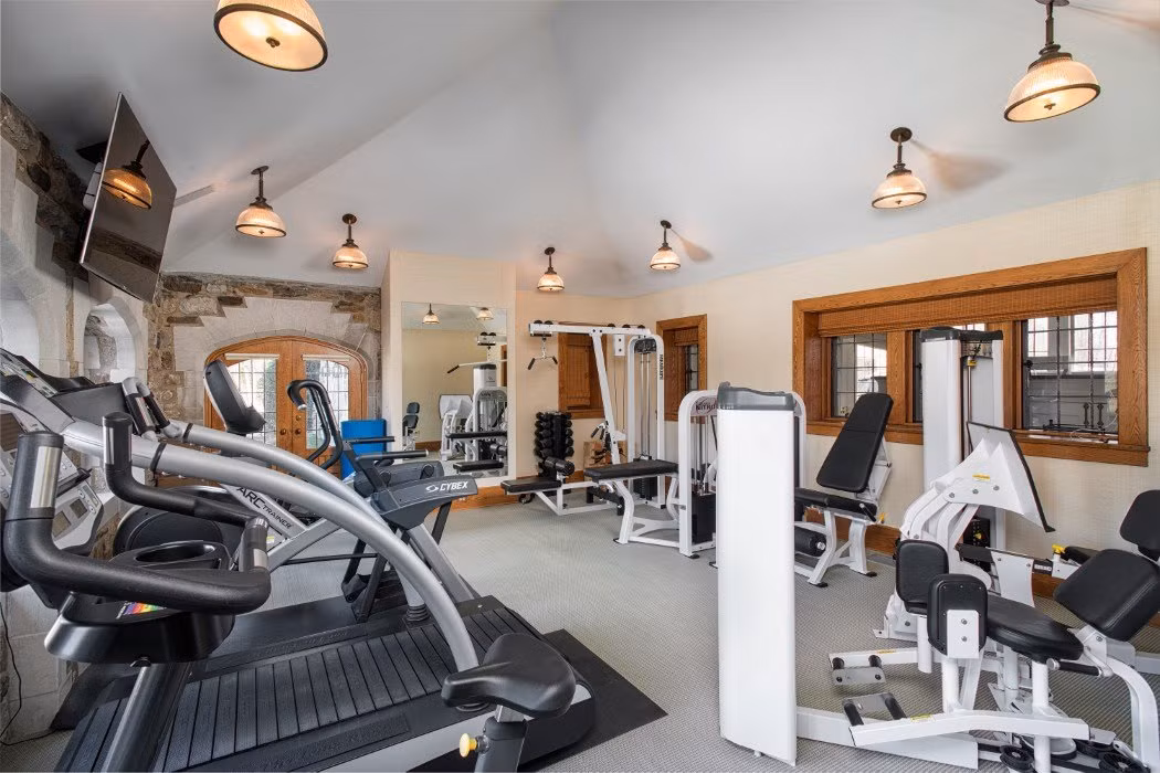 Một phòng tập gym được trang bị đầy đủ các loại máy tập.
