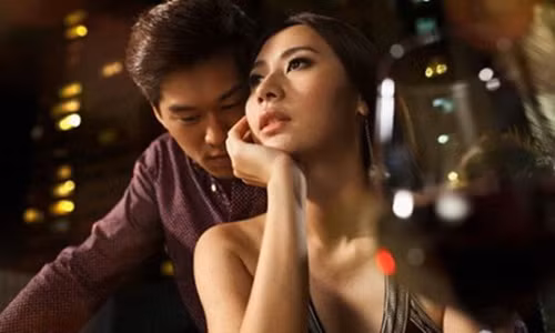 Chồng đang ôm eo “phở” gặp vợ hớn hở khoác tay “bồ“ Chong dang om eo “pho” gap vo hon ho khoac tay “bo“