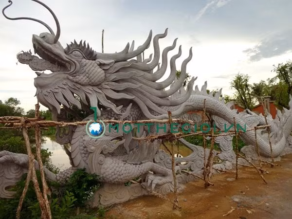 Hai con rồng được bàn tay nghệ nghệ nhân chạm trổ rất tinh xảo, sống động.