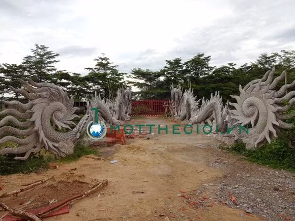 Hai con rồng nhìn từ phía trong nhà thờ ra ngoài cổng.
