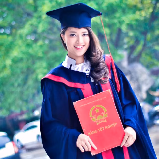 Quỳnh Anh "gặt hái" được nhiều thành tích cao trong các hoạt động ngoại khóa như: Bằng khen "Bí thư chi đoàn giỏi thủ đô" cấp thành phố, bằng khen “Đã có thành tích trong công tác Đoàn và phong trào thanh niên năm” cấp Trung ương...