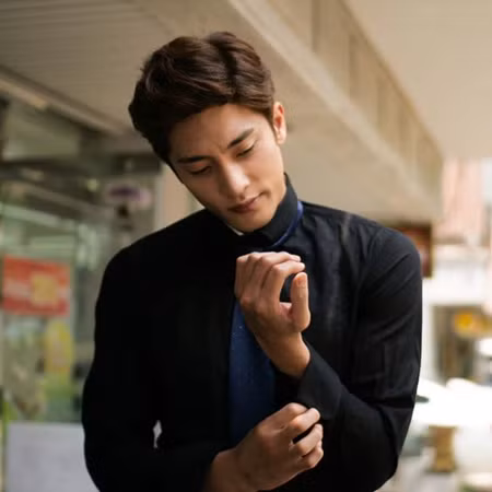  Jang Joon Sung trong "Oh My Venus": Trong phim, Sung Hoon vào vai võ sĩ MMA Jang Joon Sung, người đã phải trải qua một quá khứ dữ dội. Khác với các trai hư kể trên, nhân vật này sau khi thất bại đã chuyển sang những đam mê lành mạnh hơn, chẳng hạn như làm võ sĩ chuyên nghiệp. Tình bạn lâu năm giữa Joon Sung và nam chính Kim Yeong Ho (So Ji Sub) cũng khiến khán giả thêm yêu mến anh chàng. Anh chàng cũng có lập trường khá vững vàng trong chuyện tình cảm. Khi quá khứ của Joon Sung được tiết lộ, khán giả không chỉ bất ngờ mà còn cực kỳ ấn tượng với sự nỗ lực hết mình của anh chàng.