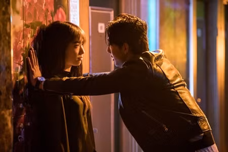  Kim Soo Chul trong "Doctors": Ji Soo trong vai Kim Soo Chul là một trai hư toàn diện. Từ ngoại hình với chiếc áo khoác da hầm hố, sự tự tin đến mức khó tin và đương nhiên, tình yêu và sự theo đuổi bền bỉ dành cho Yoo Hye Jung của anh chàng đã khiến những fan khó tính nhất cũng phải chết mê chết mệt. Tuy Ji Soo là một diễn viên còn rất trẻ nhưng lối diễn và thần thái của anh chàng luôn toát lên vẻ nam tính hiếm thấy.