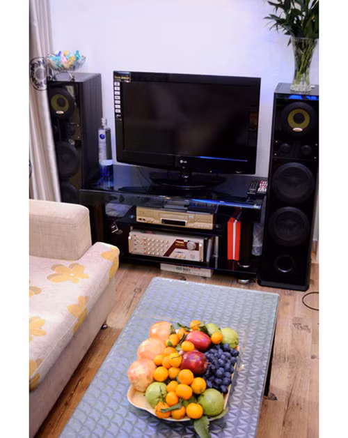 Bộ dàn karaoke để chàng ca sĩ hát vui cùng bạn bè lúc rảnh rỗi.