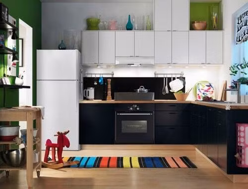 2. Nhà bếp rực rỡ Bạn đừng bao giờ giới hạn sự sáng tạo của mình bằng các món đồ gia dụng hiện đại. Căn bếp chỉ cần chiếc thảm hơi màu mè một chút, nhưng món đồ gốm, những hộp đựng đồ, bộ rèm cửa cũng đủ làm cho chúng trông có sức sống hơn rất nhiều.