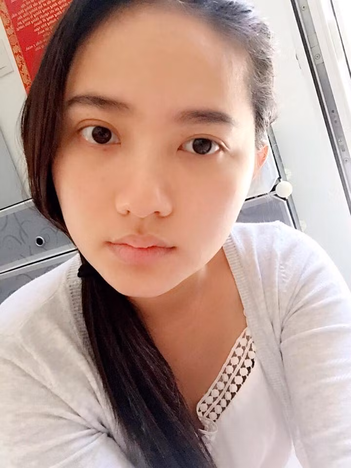 Phan Như Thảo selfile "Nghe nói mẹ mà trang điểm con sẽ bớt duyên. Em quyết tâm không tô son điểm phấn 9 tháng 10 ngày ha ha. Không biết có ổn không".