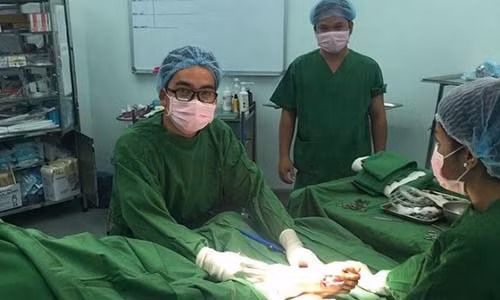 Mổ cấp cứu xuyên đêm vá tim cho bệnh nhân thủng ngực Mo cap cuu xuyen dem va tim cho benh nhan thung nguc