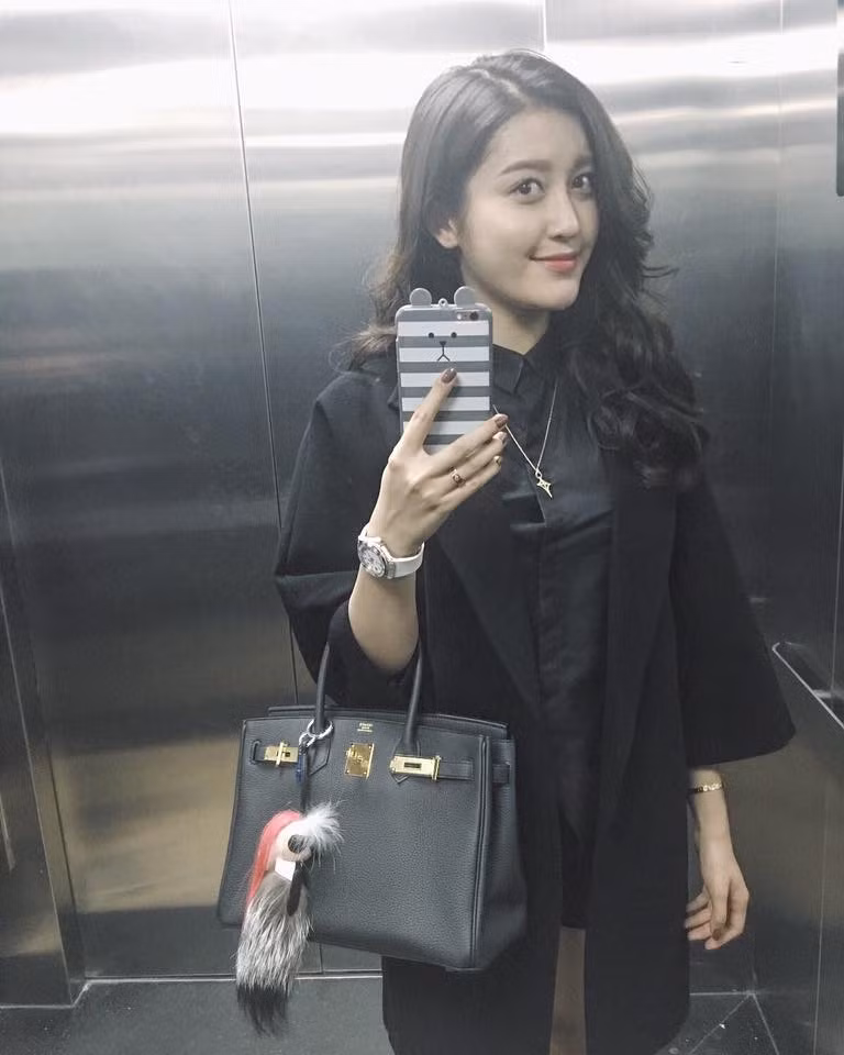 Á hậu Huyền My selfie trong thang máy với "cây đen" toàn tập kèm dòng chú thích "Tối vui vẻ nhé cả nhà".