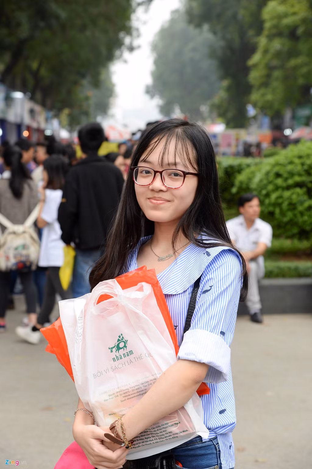 Bạn Phạm Minh Ngọc (THPT Chuyên Khoa học Tự nhiên) cho biết, đây là lần thứ 3 bạn tham dự hội sách, so với năm ngoái, có nhiều đơn vị mới tham gia với các thể loại sách đa dạng hơn.