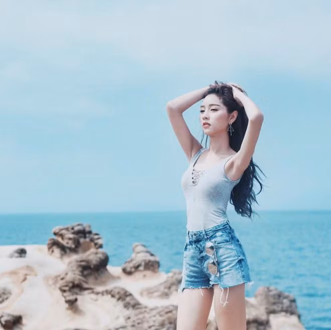 Người đẹp này từng tham gia cuộc thi Miss Tiffany (Hoa hậu chuyển giới) vào năm 2013, với nhan sắc quá xinh đẹp nên cô được xem là một trong những biểu tượng thành công của ngành dịch vụ chuyển giới ở đất nước Thái Lan.
