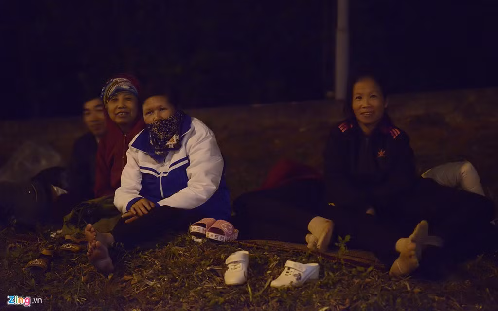 Chị Tâm (Hạ Hòa, Phú Thọ) cho biết có mặt tại đền Hùng chiều muộn ngày 5/4. Chị đi cùng bạn bè trong làng.