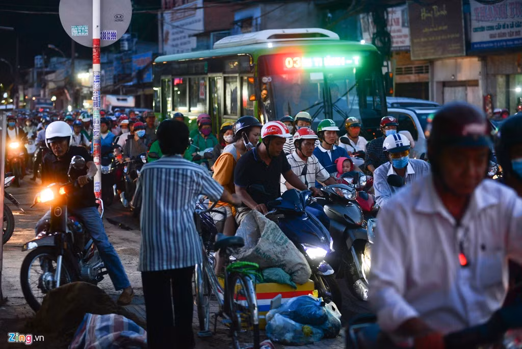 Rác vương vãi trên phố. Nhiều người đi ngược chiều càng làm giao thông thêm lộn xộn, phức tạp.