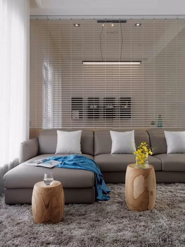 Bàn trà được chọn lựa bằng gỗ với kiểu dáng ấn tượng, mang đến cho gian phòng khách vẻ tinh tế, lạ lẫm.