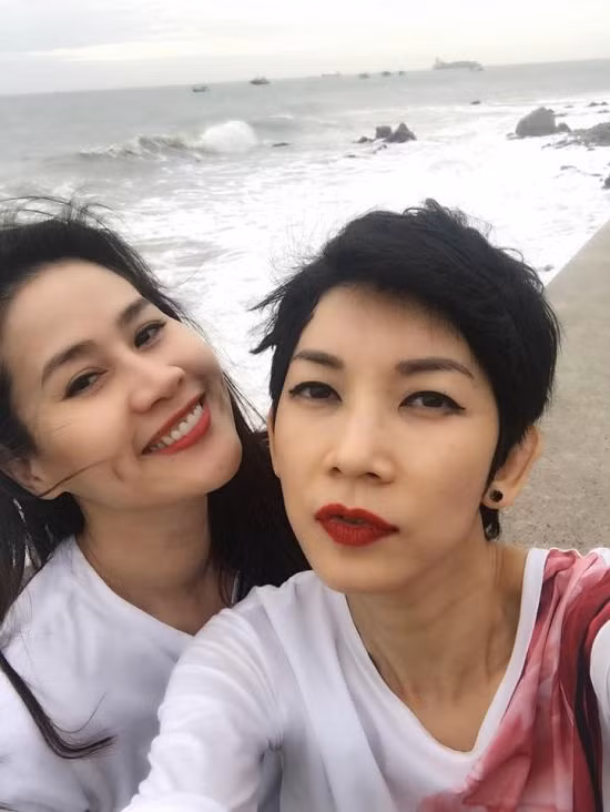 Siêu mẫu Xuân Lan thân thiết chụp ảnh với Thân Thúy Hà trong chuyến du lịch biển.