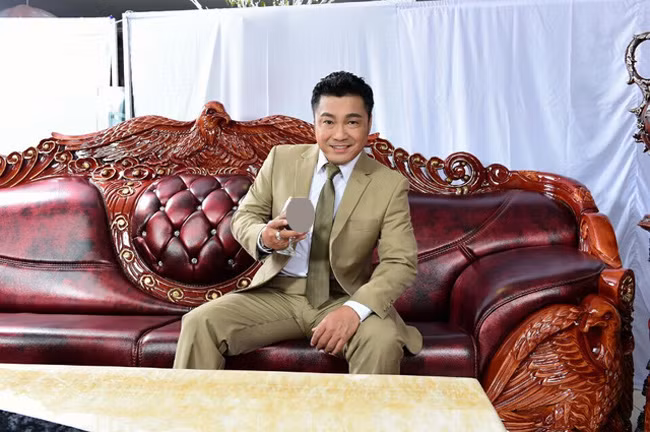  Lý Hùng là nam diễn viên nổi tiếng từ thập niên 90 với nhiều vai diễn đáng nhớ. Mới đây Lý Hùng và gia đình anh đã chuyển đến căn biệt thự mới có diện tích sàn 700 m2 ở quận Tân Bình, TP. HCM. Nam diễn viên cất công mua sắm nhiều đồ nội thất đắt tiền. Anh còn đặt mua từ Mỹ cầu nâng xe đủ chỗ cho 2 xe hơi vì không muốn để xe dưới tầng hầm sợ ngập nước mùa mưa.