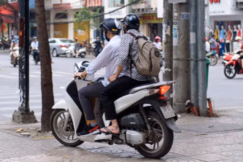 Thời gian gần đây, Hoài Linh rất chăm chỉ chạy show. Tần số phủ sóng của anh rộng khắp trên các chương trình truyền hình với vai trò khách mời, giám khảo. Danh hài từng chia sẻ với báo chí lý do tích cực đi diễn chính là kiếm cát xê về để tiếp tục xây dựng nhà thờ Tổ nghiệp.